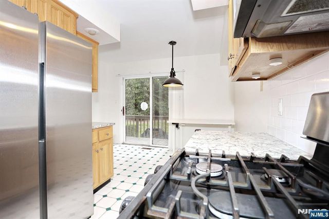 33 Elizabeth Terrace, Leonia, NJ 07605