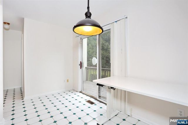 33 Elizabeth Terrace, Leonia, NJ 07605