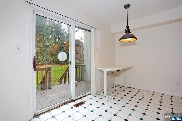 33 Elizabeth Terrace, Leonia, NJ 07605