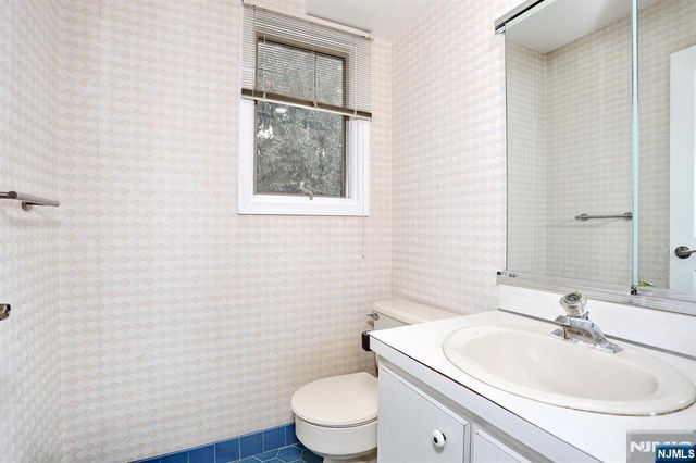 33 Elizabeth Terrace, Leonia, NJ 07605