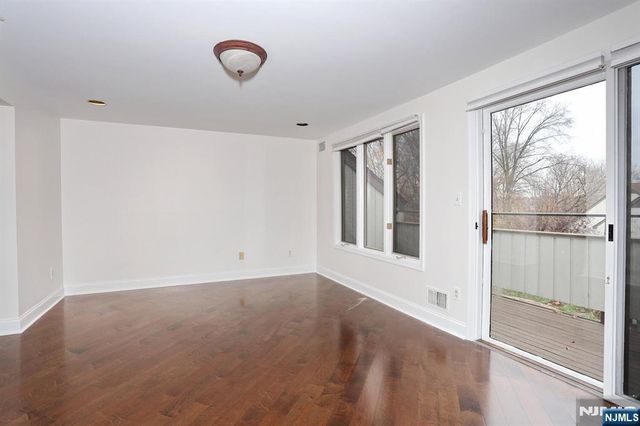 33 Elizabeth Terrace, Leonia, NJ 07605