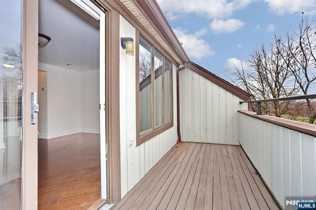 33 Elizabeth Terrace, Leonia, NJ 07605