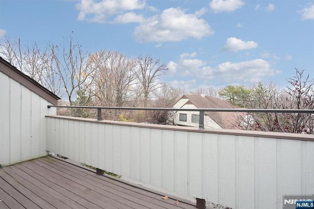 33 Elizabeth Terrace, Leonia, NJ 07605