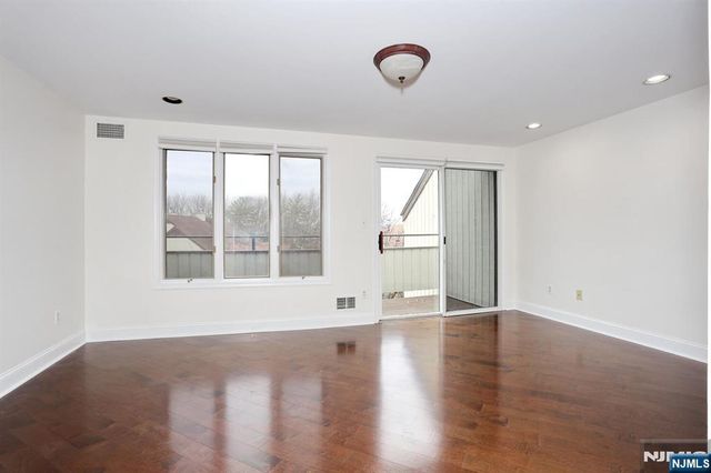 33 Elizabeth Terrace, Leonia, NJ 07605