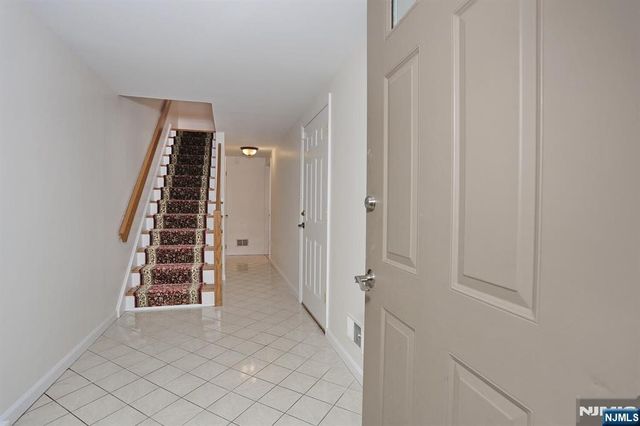 33 Elizabeth Terrace, Leonia, NJ 07605