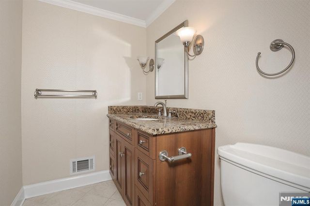 33 Elizabeth Terrace, Leonia, NJ 07605