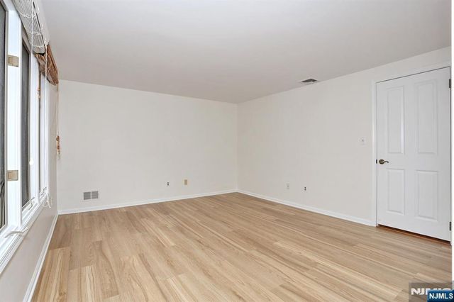 33 Elizabeth Terrace, Leonia, NJ 07605