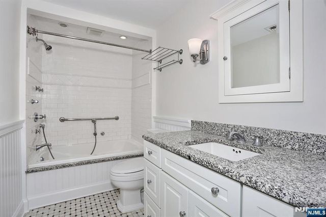 33 Elizabeth Terrace, Leonia, NJ 07605