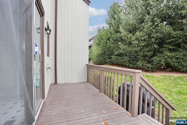 33 Elizabeth Terrace, Leonia, NJ 07605