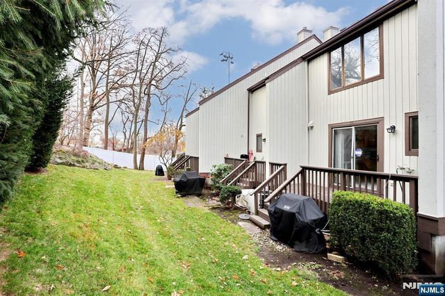 33 Elizabeth Terrace, Leonia, NJ 07605