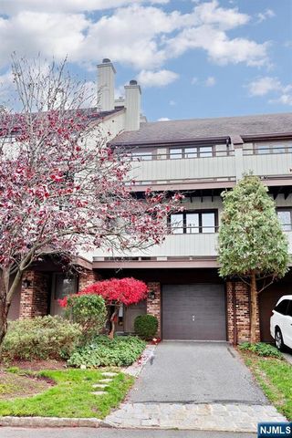 33 Elizabeth Terrace, Leonia, NJ 07605