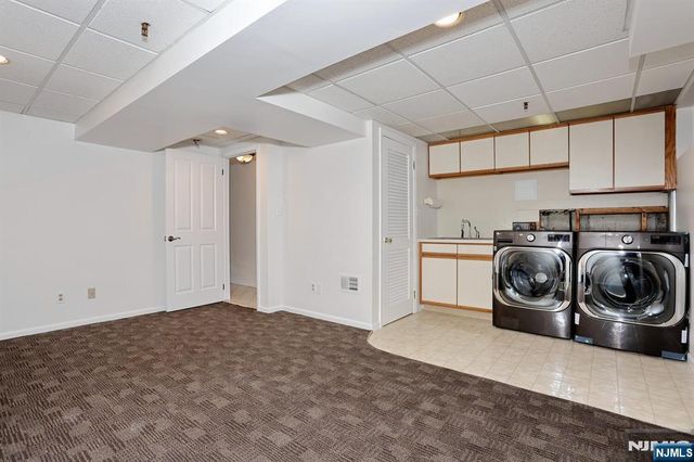 33 Elizabeth Terrace, Leonia, NJ 07605