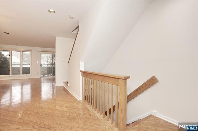 33 Elizabeth Terrace, Leonia, NJ 07605