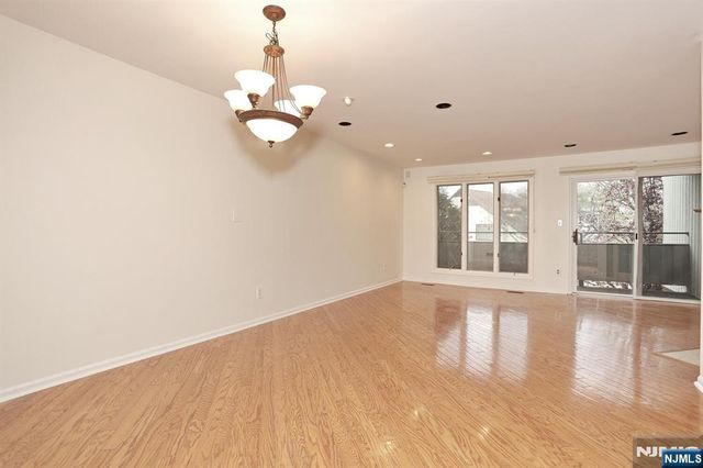 33 Elizabeth Terrace, Leonia, NJ 07605