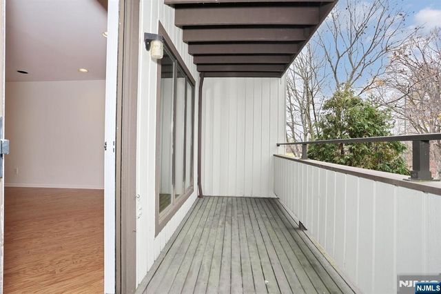 33 Elizabeth Terrace, Leonia, NJ 07605