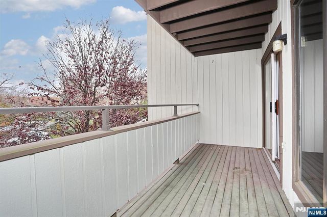 33 Elizabeth Terrace, Leonia, NJ 07605