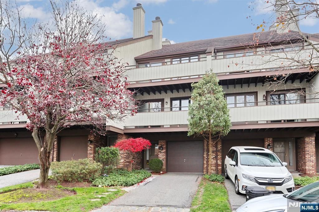 33 Elizabeth Terrace, Leonia, NJ 07605