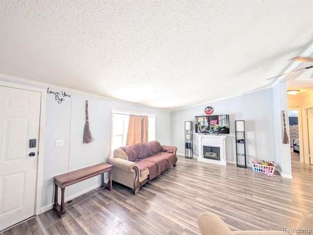 11362 N Lake Drive, Fenton, MI 48430