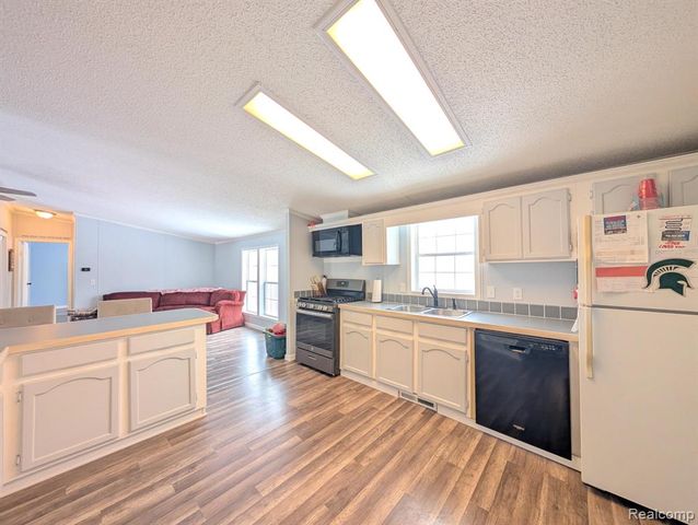 11362 N Lake Drive, Fenton, MI 48430