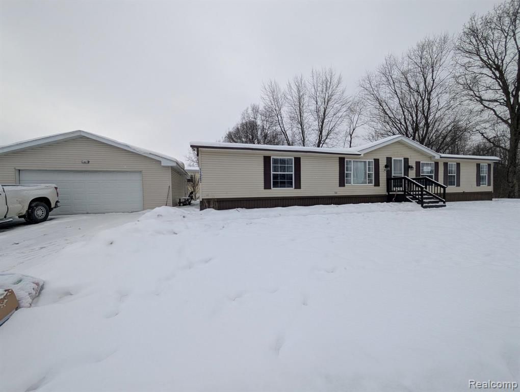 11362 N Lake Drive, Fenton, MI 48430