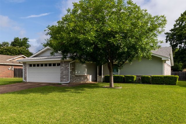 1309 Mercedes Street, Benbrook, TX 76126