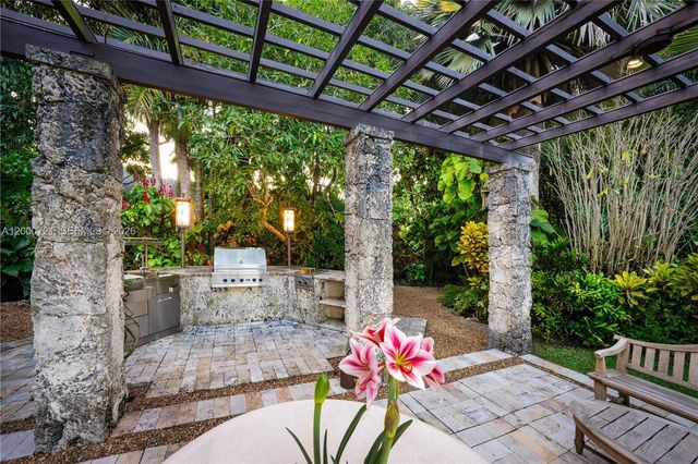 4867 SW 82nd St, Miami, FL 33143