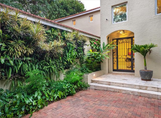 4867 SW 82nd St, Miami, FL 33143