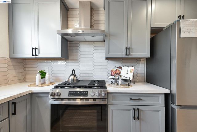 147 Wisteria Dr, East Palo Alto, CA 94303