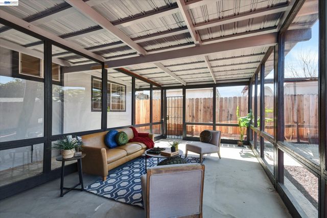 147 Wisteria Dr, East Palo Alto, CA 94303