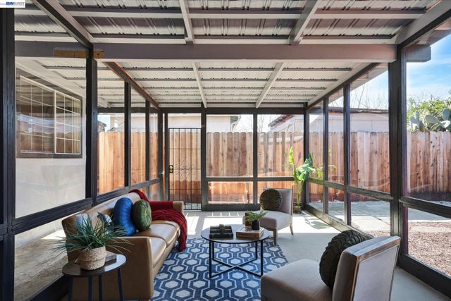 147 Wisteria Dr, East Palo Alto, CA 94303