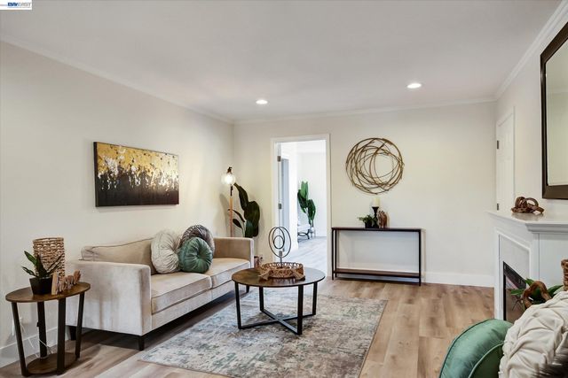 147 Wisteria Dr, East Palo Alto, CA 94303