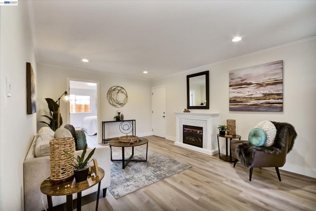 147 Wisteria Dr, East Palo Alto, CA 94303