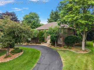 21640 Riverview Drive, Beverly Hills Village, MI 48025