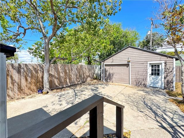 1034 McClendon St, Corpus Christi, TX 78404