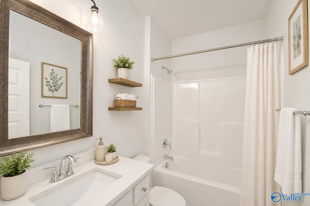 21779 Natures Cove Drive, Athens, AL 35613