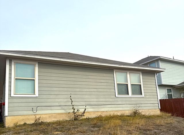 587 Twisted Oaks LN, Buda, TX 78610