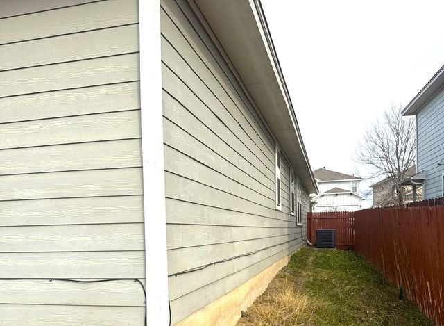 587 Twisted Oaks LN, Buda, TX 78610