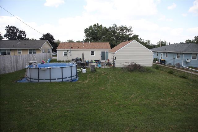 114 E Willman Street, Hiawatha, IA 52233
