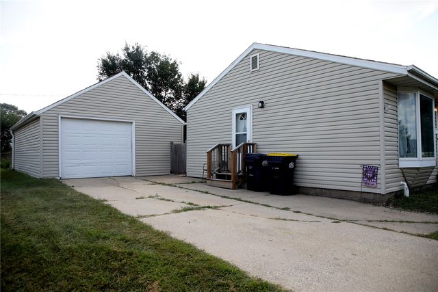 114 E Willman Street, Hiawatha, IA 52233