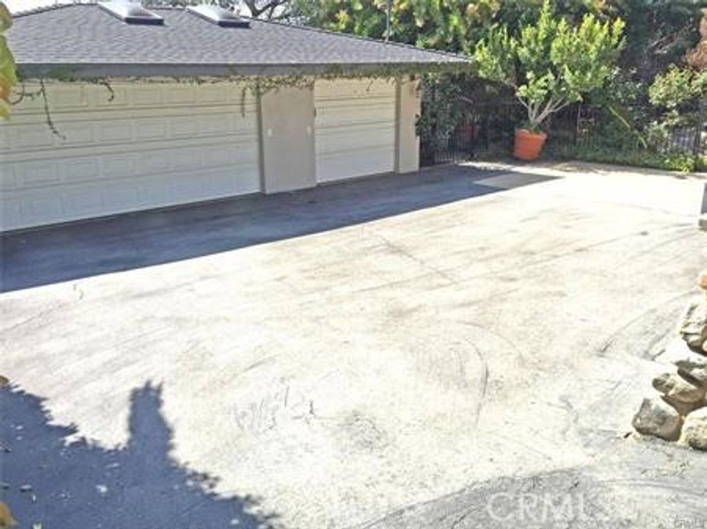 Image 23 of property listing at 4457 Liveoak Dr, Claremont, CA 91711