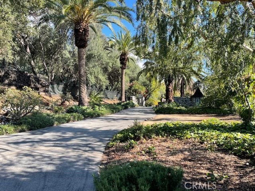 Image 3 of property listing at 4457 Liveoak Dr, Claremont, CA 91711