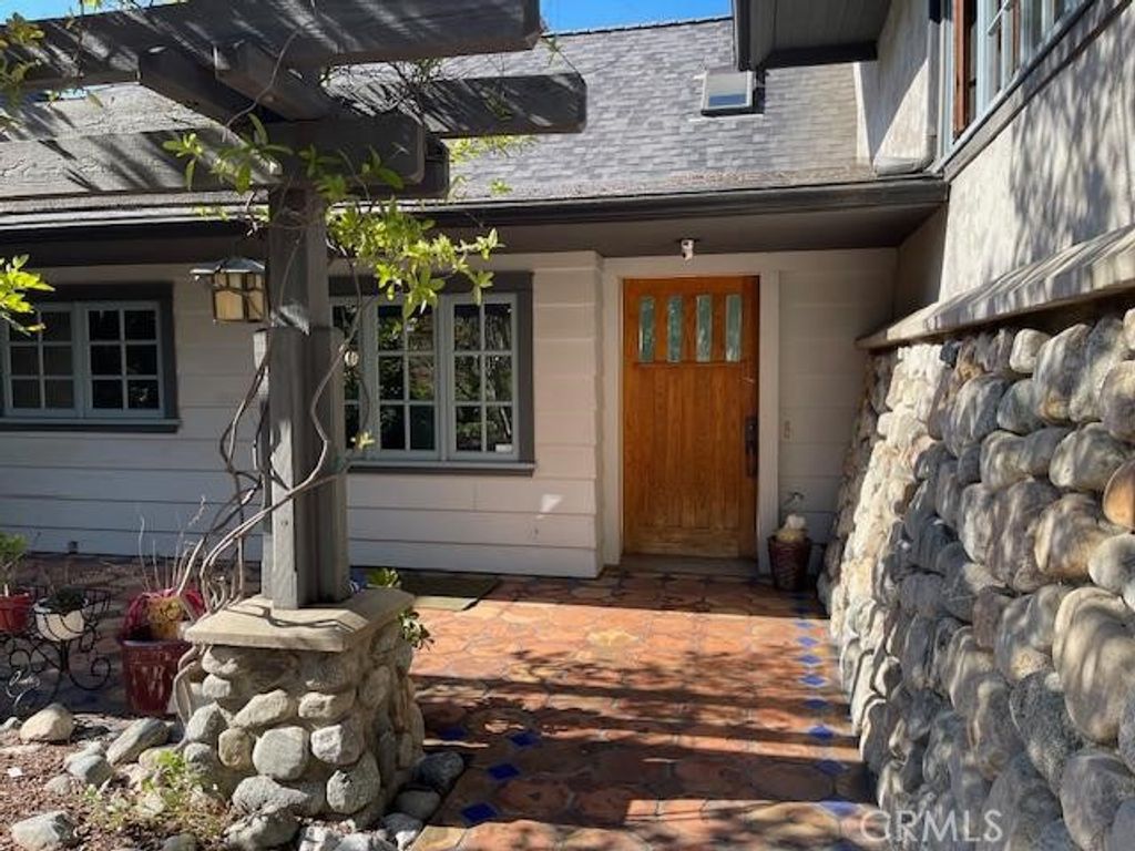 Image 4 of property listing at 4457 Liveoak Dr, Claremont, CA 91711