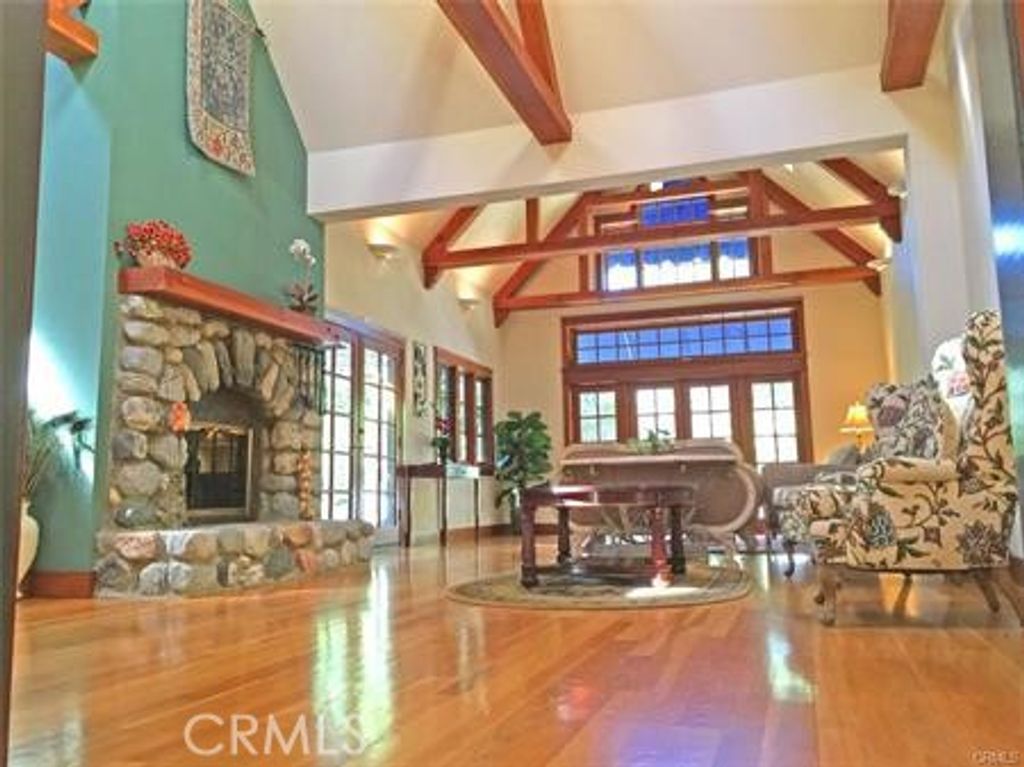 Image 5 of property listing at 4457 Liveoak Dr, Claremont, CA 91711