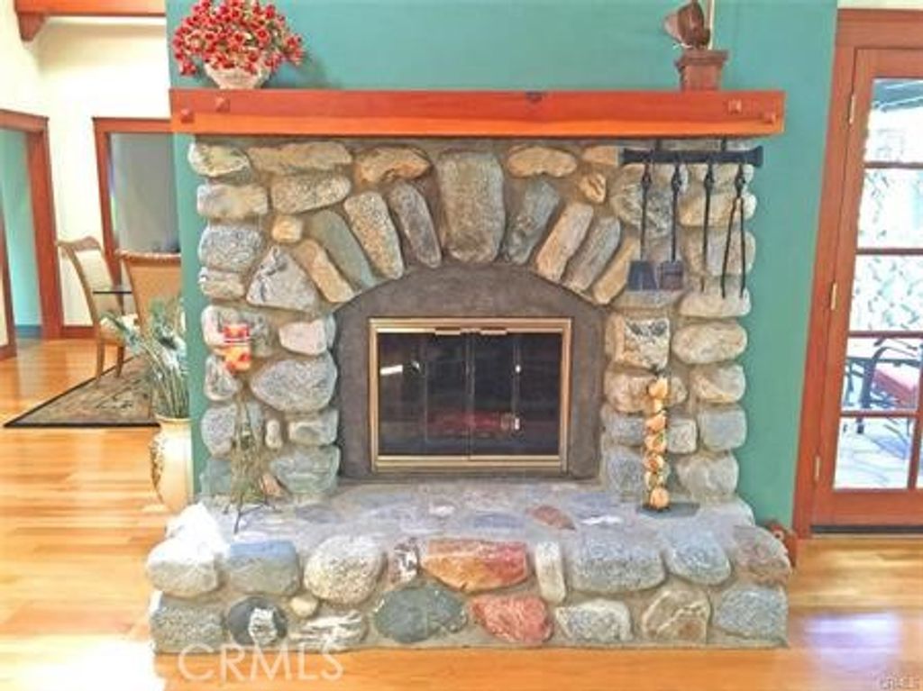 Image 6 of property listing at 4457 Liveoak Dr, Claremont, CA 91711