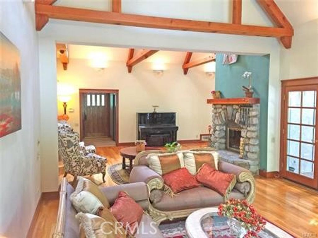 Image 7 of property listing at 4457 Liveoak Dr, Claremont, CA 91711