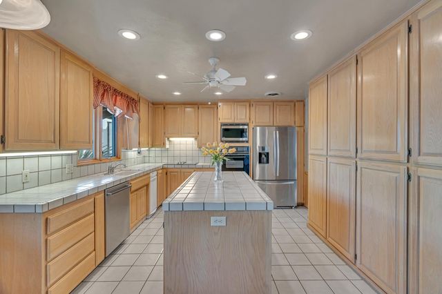 2506 Kenmore Ct, Modesto, CA 95355