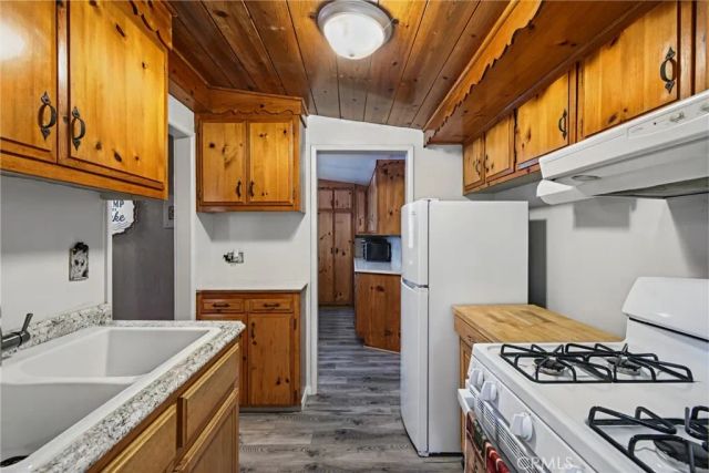 32800 Willow, Running Springs, CA 92382