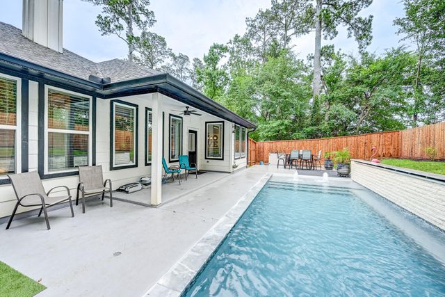 161 Springs Edge Drive, Conroe, TX 77356