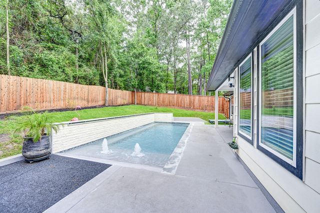 161 Springs Edge Drive, Conroe, TX 77356