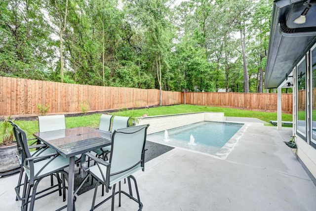 161 Springs Edge Drive, Conroe, TX 77356